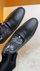 Mens stylish round-toe black shoes non-slip and waterproof rubber comfortable slip-on flat black shoes versatile black shoes suitable for school and work 0105523