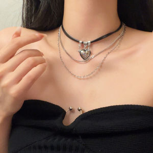 Dark Sweet Cool Heart Shaped Leather Choker Necklace for Women Vintage Multi-Layered Lockbone Chain High-End Feeling Jewelry
