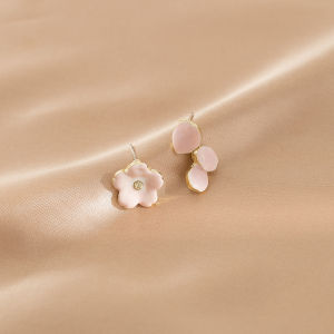 Asymmetric Pink Flower Ear Cuffs Sweet And Fashionable Princess Style No Piercing Mosquito Coil Ear Clips Holiday Gentlewoman Jewelry