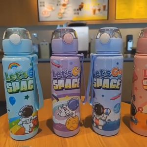 ชุดของขวดน้ำพลาสติก ลายการ์ตูนนักบินอวกาศ แบบพกพา ขวดน้ำพลาสติกลายน่ารัก พร้อม หลอด 700ml สำหรับกิจกรรมกลางแจ้ง