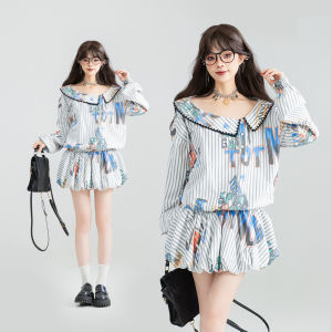 KEIKO | Đầm cổ rộng sọc in chữ thời trang
