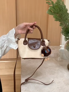 MOUSSON  กระเป๋าสะพายไหล่ PU แนววินเทจแบบใหม่พร้อมจี้ตุ๊กตาน่ารักกระเป๋าใบเล็กแมทช์ลุคง่ายในชีวิตประจำวัน