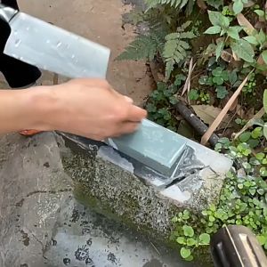 ĐÁ BÙN TỰ NHIÊN-MÀI DAO SẮC BÉN