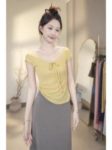 YUEZHONGWEI | Áo thun nữ tay ngắn cổ chữ U màu vàng ôm vừa vặn mùa hè thiết kế dây thắt lưng đa dạng phong cách thường ngày
