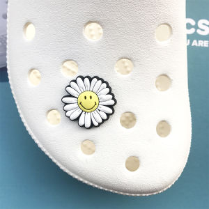 หัวเข็มขัดรองเท้า Holes ใหม่พร้อมเข็มขัดตกแต่งลายการ์ตูนและอนิเมะ ชุดอุปกรณ์ตกแต่งรองเท้า Cross Caroll สำหรับผู้ชายและผู้หญิง