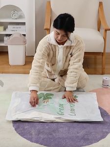 ถุงสูญญากาศ หนึ่งในชนิด ถุงเก็บผ้าห่ม, ถูกหุ้นผ่านผ้าพลาสติก รวมไปถูกถูกถูก ถุงบีบอัดเสื้อผ้า และสามารถใช้ในการเก็บของขนาดใหญ่ ประหยัดพื้นที่ 86% รูปหน้าด้วย