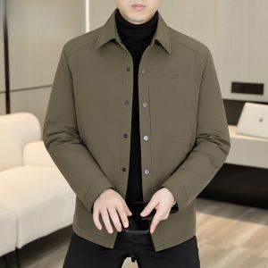 HENGYUANXIANG | แจ็คเก็ตขนเป็ดแบบสวมสไตล์มีดบางสำหรับผู้ชายในฤดูหนาว แจ็คเก็ตคอพับแบบลำลอง แจ็คเก็ตขนเป็ด แจ็คเก็ตแบบสวมสีพื้น ปกจั๊ม