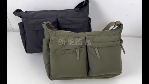 🚚 จัดส่งในกรุงเทพฯ -กระเป๋าสะพาย ยูนิโคล่ ใส่ของได้เยอะ กันน้ำได้ สินค้าพร้อมส่ง