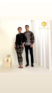 Couple Kebaya Katun Model Kebaya Floy Baloteli dan Kemeja Batik / Batik Couple Sarimbit Untuk Akad Nikah Tunangan Seragaman Keluarga Pesta Pasangan Kondangan ( Couple Floy Baloteli ) Nusa Kebaya Wisuda Modern Terlaris