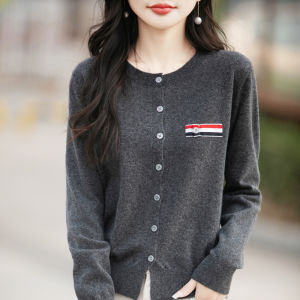 เสื้อคาร์ดิแกนถักคอตั้งสไตล์ฝรั่งเศสหรูหรา ทรงหลวม แขนยาว ปกโปโล สำหรับผู้หญิง ชุดทำงานสไตล์อังกฤษ