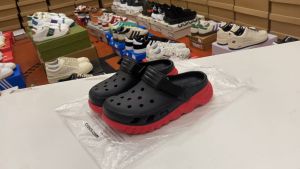 รองเท้าแตะ Cr--ocs สีดำแดง สวยตรงปก สินค้าใหม่ การันตีคุณภาพ พร้อมส่งจากไทย