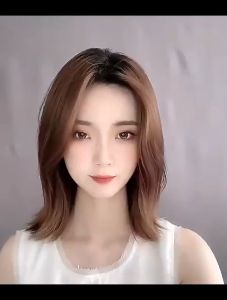 Hair clip rambut penebal rambut palsu 20cm 40cm natural bantalan rambut teguran\\n\\n Apa Itu Clip Rambut Penebal?\\nClip rambut penebal adalah aksesoris rambut palsu yang dirancang untuk menambah volume dan ketebalan pada rambut Anda. Dengan clip rambut penebal, Anda dapat memperoleh tampilan rambut yang lebih tebal dan berkilau tanpa perlu merubah gaya rambut Anda secara permanen.\\n\\n Keuntungan Menggunakan Clip Rambut Penebal\\nMenggunakan clip rambut penebal memiliki beberapa keuntungan, antara lain:\\n\\n- Menambah volume dan ketebalan rambut\\n- Mudah dipasang dan dilepas\\n- Tersedia dalam berbagai panjang dan warna\\n- Cocok untuk semua jenis rambut\\n\\n Cara Memilih Clip Rambut Penebal yang Tepat\\nUntuk memilih clip rambut penebal yang tepat, pertimbangkan hal-hal berikut:\\n\\n- Panjang dan ketebalan rambut Anda\\n- Warna rambut Anda\\n- Gaya rambut yang ingin Anda capai\\n\\n Desain Rambut Natural & Teguran\\nBantalan rambut 20cm dan 40cm dapat digunakan untuk menciptakan desain rambut natural dan teguran rambut alami.\\n\\n Bagaimana Menggunakan Bantalan Rambut untuk Desain Rambut Natural\\nUntuk menciptakan desain rambut natural, ikuti langkah-langkah berikut:\\n\\n1. Pasang bantalan rambut di bagian atas kepala Anda\\n2. Gunakan sisir atau jari-jari Anda untuk menyatukan bantalan rambut dengan rambut asli Anda\\n3. Atur gaya rambut sesuai keinginan Anda\\n\\n Membuat Teguran Rambut Alami dengan Bantalan Rambut\\nUntuk membuat teguran rambut alami, ikuti langkah-langkah berikut:\\n\\n1. Potong bantalan rambut menjadi ukuran yang sesuai dengan teguran rambut yang Anda inginkan\\n2. Pasang bantalan rambut di bagian belakang kepala Anda\\n3. Gunakan sisir atau jari-jari Anda untuk menyatukan bantalan rambut dengan rambut asli Anda\\n4. Atur gaya rambut sesuai keinginan Anda\\n\\n Tips Menggunakan Aksesoris Rambut Palsu\\nBerikut ini beberapa tips menggunakan aksesoris rambut palsu:\\n\\n Cara Menyimpan Aksesoris Rambut Palsu dengan Baik\\nUntuk menyimpan aksesoris rambut palsu dengan baik, ikuti langkah-langkah berikut:\\n\\n- Simpan aksesoris rambut palsu dalam kotak khusus atau kantong plastik\\n- Hindari menyimpan aksesoris rambut palsu di tempat yang lembab atau panas\\n- Jangan simpan aksesoris rambut palsu bersama barang-barang lain yang dapat merusaknya\\n\\n Cara Membersihkan & Merawat Aksesoris Rambut Palsu\\nUntuk membersihkan dan merawat aksesoris rambut palsu, ikuti langkah-langkah berikut:\\n\\n- Gunakan shampoo khusus rambut palsu untuk membersihkan aksesoris rambut palsu\\n- Hindari menggunakan sikat keras saat membersihkan aksesoris rambut palsu\\n- Setelah dicuci, jemur aksesoris rambut palsu di tempat yang teduh dan kering\\n\\nSemoga artikel ini membantu Anda dalam memilih dan menggunakan clip rambut penebal serta bantalan rambut 20cm dan 40cm dengan baik. Selamat mencoba!\n}