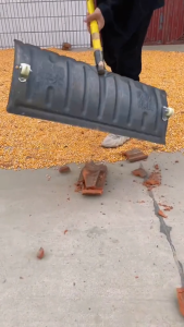 Xẻng Đại Xúc Đẩy Lúa Ngô Có Bánh Xe Trợ Lực Giúp Thu Dọn Nông Sản Đa Năng Vệ Sinh Trang Trại