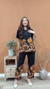 Setelan CP LIZZY Setelan Batik Piyama Batik Baju Tidur Daster Cantik\\n\\n Mengenal Setelan CP LIZZY\\n\\nSetelan CP LIZZY adalah pakaian tidur yang dirancang dengan gaya batik elegan. Desain batik ini menonjolkan keunikan budaya Indonesia, memberikan kesan mewah dan menarik bagi pengguna. Selain itu, setelan ini juga memiliki beberapa kelebihan dan kekurangan yang perlu diperhatikan.\\n\\n Desain Batik Elegan\\n\\nDesain batik pada setelan CP LIZZY memiliki nilai seni tinggi dan estetika yang menarik. Motif batik yang digunakan mencerminkan keunikan budaya Indonesia, sehingga membuat setelan ini menjadi pilihan yang tepat bagi mereka yang ingin mengenakan pakaian tidur yang unik dan menarik.\\n\\n Kelebihan dan Kekurangan\\n\\nSetelan CP LIZZY memiliki beberapa kelebihan, seperti:\\n\\n- Desain batik yang elegan dan menarik\\n- Bahan yang nyaman dan lembut\\n- Tersedia dalam berbagai ukuran\\n\\nNamun, ada juga beberapa kekurangan yang perlu diperhatikan:\\n\\n- Harga yang lebih mahal dibandingkan setelan tidur biasa\\n- Perlu perawatan khusus untuk menjaga kualitas batik\\n\\n Pilihan Piyama Batik Nyaman\\n\\nPiyama batik merupakan pilihan yang tepat bagi mereka yang mencari pakaian tidur yang nyaman dan elegan. Bahan yang digunakan pada piyama batik umumnya lembut dan adem, sehingga membuat pengguna merasa nyaman saat tidur.\\n\\n Bahan yang Digunakan\\n\\nBahan yang digunakan pada piyama batik biasanya terbuat dari katun atau bahan serupa yang lembut dan adem. Bahan ini cocok digunakan untuk pakaian tidur karena dapat menyerap keringat dan tidak membuat pengguna merasa gerah.\\n\\n Keunggulan Piyama Batik\\n\\nKeunggulan piyama batik terletak pada desain batik yang unik dan menarik, serta bahan yang nyaman dan lembut. Selain itu, piyama batik juga dapat menjadi pilihan yang tepat bagi mereka yang ingin mengenakan pakaian tidur yang mewah dan elegan.\\n\\n Mencari Setelan Batik Piyama\\n\\nBagi Anda yang mencari setelan batik piyama, ada beberapa tempat belanja online yang bisa menjadi pilihan, seperti:\\n\\n- Tokopedia\\n- Bukalapak\\n- Shopee\\n\\n Tempat Belanja Online\\n\\nBelanja online adalah pilihan yang tepat bagi mereka yang ingin membeli setelan batik piyama dengan mudah dan cepat. Anda dapat menemukan berbagai pilihan setelan batik piyama di berbagai platform belanja online yang tersedia.\\n\\n Tips Memilih Piyama Batik yang Tepat\\n\\nBerikut ini adalah beberapa tips untuk memilih piyama batik yang tepat:\\n\\n- Pilih bahan yang nyaman dan lembut\\n- Perhatikan ukuran dan desain\\n- Pilih warna yang sesuai dengan selera Anda\\n\\n Cara Merawat Setelan Batik Piyama\\n\\nAgar setelan batik piyama tetap awet dan berkualitas, ada beberapa langkah perawatan yang perlu dilakukan.\\n\\n Langkah-langkah Perawatan\\n\\nBerikut ini adalah beberapa langkah perawatan yang perlu dilakukan:\\n\\n- Jangan mencuci setelan batik piyama dengan mesin cuci\\n- Gunakan deterjen yang sesuai dengan bahan setelan batik piyama\\n- Jemur setelan batik piyama di tempat teduh dan tidak langsung terkena sinar matahari\\n\\n Cara Menyimpan Piyama Batik dengan Baik\\n\\nBerikut ini adalah beberapa cara untuk menyimpan piyama batik dengan baik:\\n\\n- Simpan di lemari yang kering dan tidak lembab\\n- Gunakan kantong plastik atau wadah khusus untuk menyimpan piyama batik\\n- Hindari menyimpan piyama batik bersamaan dengan pakaian lain yang berpotensi merusak piyama batik\n}