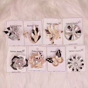 Set Bros Elegan dengan Motif Floral & Bulat Bercahaya - Warna Hitam Putih