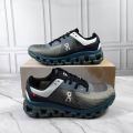 Sepatu Running Pria On Cloudflow 4 Grey Black Navy. 