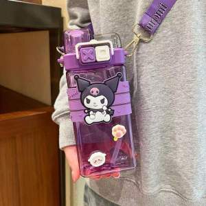 520ML Kuromi Cartoon Childrens Student Cup Sanrio Kawaii Melody Kuromi Cartoon Tritan Straw Cup with Strap Water Bottle Drinkware Cup Travel water cup 库洛米水杯