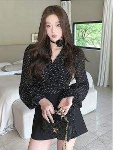 เสื้อเชิ้ตคอวีแขนยาวลายจุดสไตล์ฝรั่งเศสสำหรับผู้หญิง ทรงหลวมสบาย ๆ ฤดูใบไม้ผลิและฤดูร้อน 2025 เสื้อเชิ้ตคอกลมแขนยาว