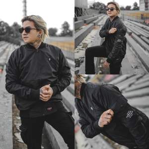 Jaket Bomber Rebel Mens Waterproof Cotto Elegan dengan Resleting - Warna Maroon