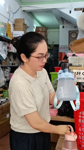 Bình Đựng Nước Hình Bầu Dục Có Vạch Chia 1.3L Kèm Dây Đeo