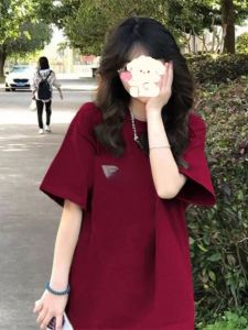 เสื้อยืดคอตตอนสีแดงเข้มสำหรับผู้หญิงในช่วงฤดูร้อน ทรงหลวม แขนสั้น ทรงหลวม สไตล์ย้อนยุค สไตล์อเมริกัน เสื้อผ้าทำงานสไตล์เกาหลี
