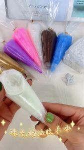 Sticker jibbitz gắn dép sục Crocs mèo trắng đeo khăn khỉ hồng ngộ nghĩnh