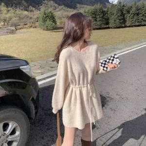 ชุดเดรสถักเอวสูงสไตล์ Hepburn สำหรับผู้หญิง ฤดูใบไม้ร่วง/ฤดูหนาว เดรสทรงหลวม กระโปรงสั้น ชุดชั้นใน เสื้อสเวตเตอร์ เส้นใยโพลีเอสเตอร์