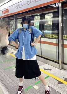 เสื้อเชิ้ตแขนสั้นลายทางสีฟ้าสไตล์ญี่ปุ่นย้อนยุคสำหรับผู้หญิง ทรงหลวม ลำลอง บาง สไตล์ใหม่ ฤดูใบไม้ผลิ 2025