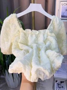 เสื้อเชิ้ตผ้าชีฟองสั้นคอเหลี่ยมสไตล์ฝรั่งเศสสำหรับผู้หญิงในฤดูร้อนปี 2025 เสื้อผ้าทำงานสไตล์เกาหลีแขนสั้นลายลูกไม้