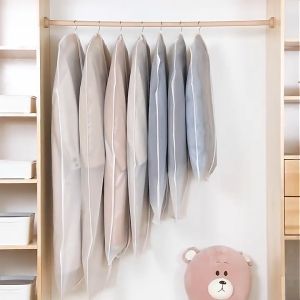 ถุงคลุมเสื้อผ้า ช่วยป้องกันฝุ่น มีซิปใช้งานง่าย ช่วยให้ตู้เป็นระเบียบ มีหลายขนาด