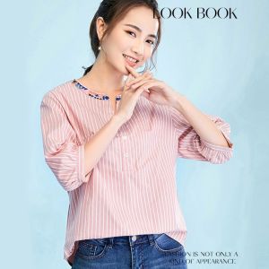 KDAShop ฮอตฮิต 🔥 เสื้อเชิ้ตแฟชั่น เสื้อผ้าผู้หญิงราคาประหยัด เสื้อเชิ้ตคอจีน แขนจั๊มห้าส่วน แต่งลายเก๋ๆที่คอเสื้อ ตัวเสื้อเป็นลายทางแนวตั้ง ไม่มีไม่ได้แน้ววว สีน้ำหอย, สีพาพาพา, และสีแดงดาง 3 สีที่มีราคาถูกต้อง