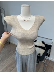 เสื้อถักคอวีทรงสลิมฟิตสำหรับฤดูร้อน 2025 แขนสั้น ทรงปกติ สีสันสดใส วัสดุอื่นๆ ผ้าถัก แฟชั่นผู้หญิง