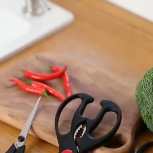 BOSSLU 1Set 3Pcs Gunting Dapur Stainless Gunting Rumah Multifungsi Kitchen Scissors\\n\\n Apa Itu Gunting Dapur Berkualitas?\\n\\nGunting dapur berkualitas seperti BOSSLU 1Set 3Pcs Gunting Dapur Stainless merupakan alat yang penting dalam memasak dan membuat kerajinan. Terbuat dari bahan stainless steel yang tahan lama dan gagang plastik food grade, gunting ini memberikan hasil potongan yang rapi dan efisien. Gunting ini memiliki tiga ukuran berbeda, yaitu gunting dapur, gunting rumah, dan gunting kerajinan, sehingga memudahkan Anda dalam memotong bahan makanan dan bahan lainnya.\\n\\n Kelebihan Gunting Dapur Stainless\\n\\nGunting dapur stainless memiliki beberapa kelebihan, antara lain:\\n\\n- Tahan lama dan tidak mudah berkarat\\n- Gagang ergonomis yang nyaman digenggam\\n- Mudah dibersihkan dan tahan terhadap noda\\n- Cocok untuk memotong bahan makanan dan bahan lainnya\\n\\n Spesifikasi Produk\\n\\nBerikut adalah spesifikasi produk BOSSLU 1Set 3Pcs Gunting Dapur Stainless:\\n\\n- Estimasi ukuran: gunting dapur 19 x 9.3 cm, gunting rumah 17 x 6 cm, gunting kerajinan 14 x 6.5 cm\\n- Bahan: stainless steel dan gagang plastik food grade\\n- Asal: impor\\n- Tidak ada garansi\\n\\n Fungsi & Cara Menggunakan Gunting Multifungsi Kitchen Scissors\\n\\nGunting multifungsi kitchen scissors memiliki banyak fungsi, antara lain:\\n\\n- Memotong bahan makanan seperti daging, sayuran, dan buah-buahan\\n- Memotong kertas, kardus, dan bahan lainnya\\n- Mengupas kulit buah-buahan dan sayuran\\n- Memotong bahan kerajinan seperti kertas, kain, dan plastik\\n\\n Cara Memotong Bahan Makanan\\n\\nBerikut adalah cara memotong bahan makanan menggunakan gunting multifungsi kitchen scissors:\\n\\n1. Pastikan gunting bersih dan kering sebelum digunakan\\n2. Pegang gunting dengan kuat dan posisikan ujung gunting pada bahan makanan yang akan dipotong\\n3. Tekan tuas gunting dengan kuat dan geser gunting ke arah bawah untuk memotong bahan makanan\\n\\n Menggunakan Gunting Kerajinan\\n\\nBerikut adalah cara menggunakan gunting kerajinan:\\n\\n1. Pastikan gunting bersih dan kering sebelum digunakan\\n2. Pegang gunting dengan kuat dan posisikan ujung gunting pada bahan kerajinan yang akan dipotong\\n3. Tekan tuas gunting dengan kuat dan geser gunting ke arah bawah untuk memotong bahan kerajinan\\n\\n Keunggulan Gunting Rumah Multifungsi\\n\\nGunting rumah multifungsi memiliki beberapa keunggulan, antara lain:\\n\\n- Material & Kualitas: Terbuat dari bahan stainless steel yang tahan lama dan gagang ergonomis yang nyaman digenggam\\n- Estimasi Ukuran & Berat: Estimasi ukuran gunting rumah adalah 17 x 6 cm dan beratnya sekitar 1 kg\\n\\n Dimana Beli BOSSLU 1Set 3Pcs Gunting Dapur Stainless?\\n\\nBOSSLU 1Set 3Pcs Gunting Dapur Stainless dapat dibeli di platform Lazada.co.id sebagai salah satu platform belanja online terpercaya di Indonesia. Berikut adalah tips berbelanja online dengan aman:\\n\\n- Cek review dan rating produk sebelum membeli\\n- Pilih metode pembayaran yang aman dan terpercaya\\n- Simpan bukti transaksi dan detail pesanan untuk keperluan klaim atau pengembalian barang\n}