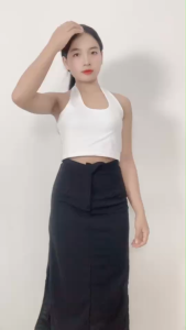 เสื้อรัดรูปคล้องคอเนื้อผ้าพรีเมียมแมทช์กระโปรงยาวดีไซน์คลาสสิก ใส่ออกงานหรือไปเที่ยวก็ปัง