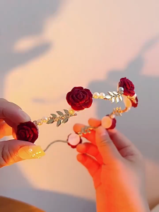 จัดส่งรวดเร็ว ที่คาดผมดอกกุหลาบ ประดับมุก วัสดุโลหะ ที่คาดหัวดอกไม้ หรูหรา สีแดง สีขาว เครื่องประดับสำหรับผู้หญิง