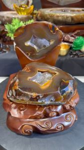 Agate 100% natural yellow jewelry box🔮天然高等玛瑙聚宝盆 结合了三色玛瑙(红/黄/蓝)丰富色彩天然观赏石 盆里晶体还是满天星bling bling✨ 聚财聚宝💰 🆓特制雕刻实木底座  整体高: 22.5cm  底座宽: 19x17cm  总重: 3.35kg 玛瑙宽: 17.5cm   洞深: 1.8cm   净重: 2.2kg