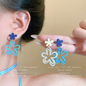 Dopamine Blue Hollow Flower Womens Earrings 2025 New Popular High-End Niche Design Sensation Ear Studs Jewelry Accessories