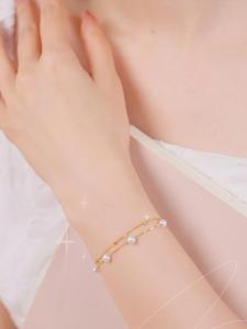 ZHOU LIU FU 周六福 สร้อยข้อมือทองคำ 75% สร้อยข้อมือมุก 18K Gold Freshwater Pearl Bracelets Fashion Layered Link Bracelet Adjustable Pearl Jewelry for Women 16+3CM X0713028