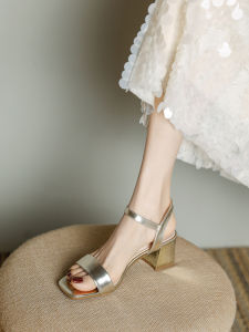 รองเท้าแตะส้นสูงสีทอง สายรัดข้อเท้า ทรงสั้น สำหรับผู้หญิง ฤดูร้อน 2025 รองเท้าแตะแบบสวมสบาย สไตล์นางฟ้า ใส่ไปทำงานได้