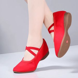 รองเท้าเต้นรองเท้าเต้นผู้หญิงสีแดงใหม่สำหรับผู้ใหญ่รองเท้าผู้หญิงเต้นสแควร์พื้นนุ่ม2024ฤดูร้อน