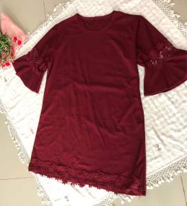 เดรสสีแดง คอกลม แขนระบายแต่งลูกไม้ แขนสามส่วน แฟชั่นเหมาะกับสาวอวบ