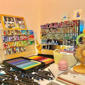 จัดระเบียบปากกา Acrylic Multi-functional Display Rack สำหรับโต๊ะทำงาน ชั้นวางของ ชั้นวางสีสันสดใส ของเล่น เครื่องเขียน