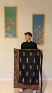 Sarung Lilit Srikandi Matif Sarwon Hitam: Fashion Muslim & Desain Fashionable