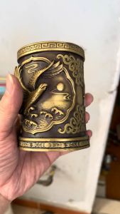 Ống bút đại bàng bằng đồng đúc nổi cao 10.5cm đk miệng 7.5cm nặng 0.5kg