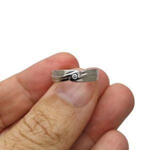 - แหวน เงินแท้ 92.5% งานส่งออก มีแบรนด์ ฝังเพชรสวิส cz เกรด 5A ขนาด 2 มิล 1 เม็ด หน้าแหวนกว้าง 5 มิล หนัก 3 กรัม ตัวเรือนหนาแข็งแรง เคลือบทองคำขาวแล้วครับ