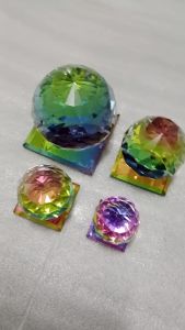 ลูกแก้วใสคลิสตัล เจียเหลี่ยม มีฐานรองตั้งสีรุ้ง ขนาด 3 cm. 5 cm. และ 6 cm.เหมาะสำหรับใช้ตกแต่งอาคารต่างๆ สวยงาม แวววาว วิบๆๆ เหมาะเป็นของฝาก