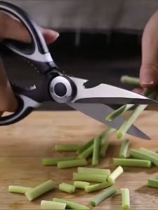 กรรไกรครัวมีฝาครอบ ทนทาน จับสะดวก สำหรับตัดเนื้อ/ตัดของ พร้อมฝาครอบ