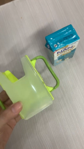 Cốc đựng hộp sữa có tay cầm điều chỉnh được độ rộng phù hợp tất cả các loại hộp sữa