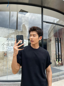 เสื้อยืดแขนสั้นพื้นฐานสีดำสำหรับผู้ชาย Max Planet ทรงหลวมสบาย ๆ สไตล์เกาหลีฤดูร้อนใหม่ เสื้อยืดคอกลม