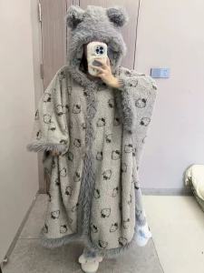 ชุดนอนผู้หญิง KT Cat ผ้าขนแกะคอตตอน แขนยาว ปกโปโล ทรงหลวม แขนยาว ฤดูใบไม้ร่วง/ฤดูหนาว ชุดนอนผ้าขนแกะ